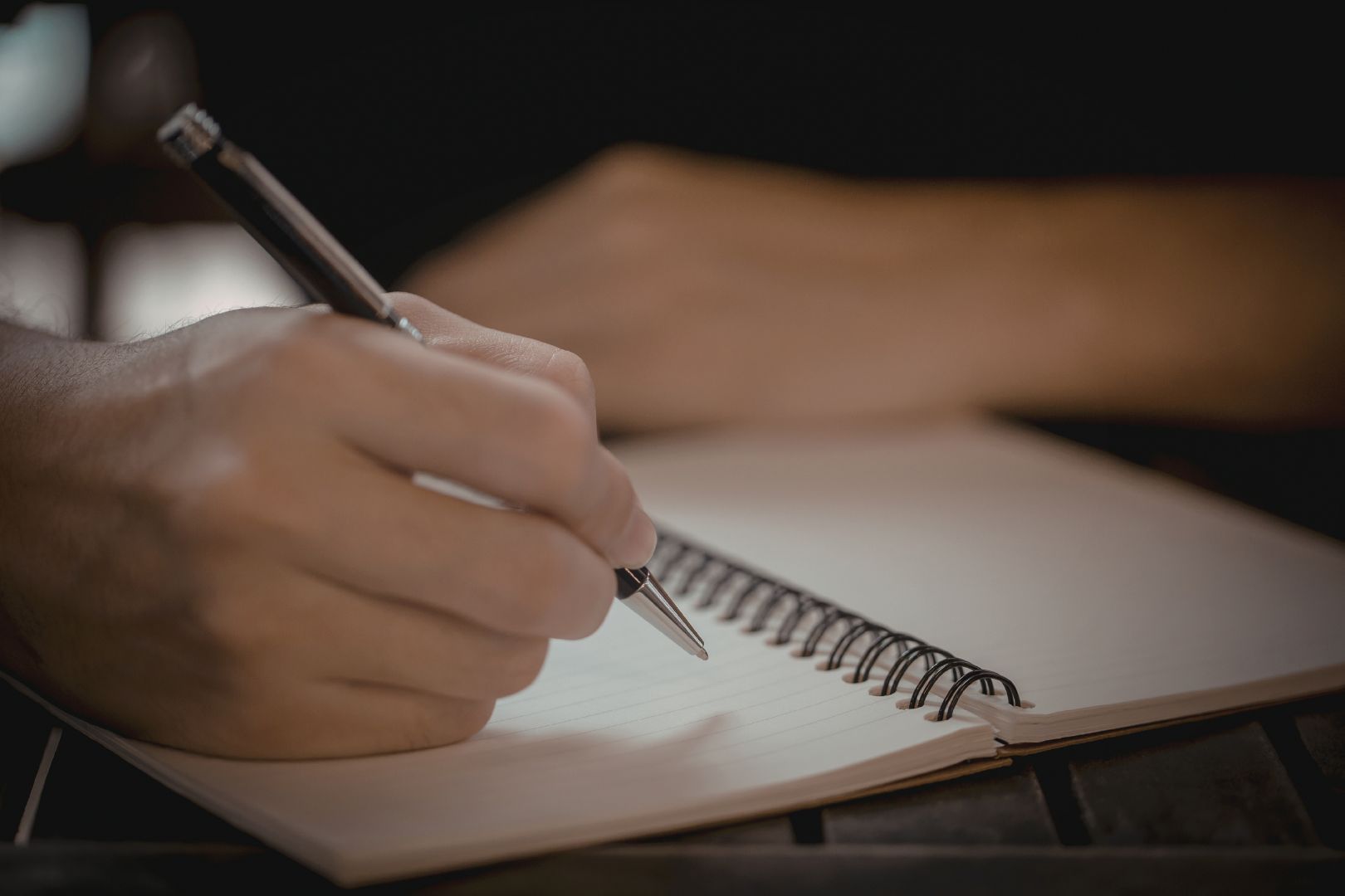 Battere l’I.A. con la scrittura naturale - Come arricchire i nostri testi di creatività e calore per farsi leggere più e meglio dell’I.A.